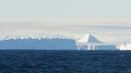A imagem mostra uma estrutura piramidal cercado de gelo no centro da foto. Imagem Programa Integrado de Perfuração Oceânica