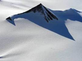 Imagem aérea tomada através do gelo do Pólo Sul parecem mostrar dois ou possivelmente três pirâmides